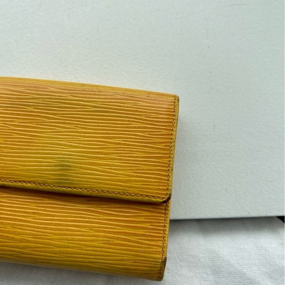 LV💛Épi Double Snap Wallet - Picture 10 of 10